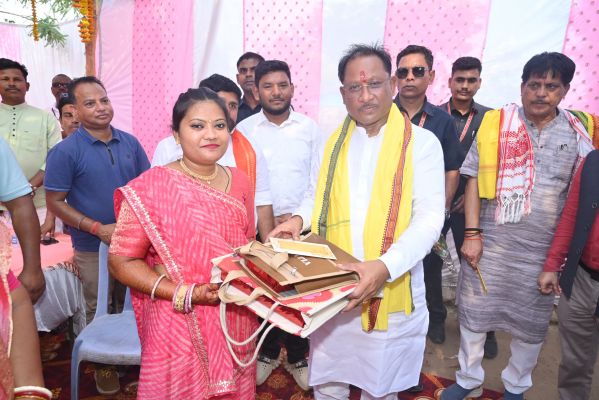 मुख्यमंत्री मिर्धा परिवार की बेटी तेजस्विनी की शादी में पहुंचकर दिया अपना आशीर्वाद&nbsp;