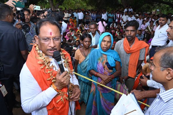 मुख्यमंत्री श्री विष्णु देव साय का हरगवां गांव में औचक दौरा,ग्रामीणों से किया सीधा संवाद