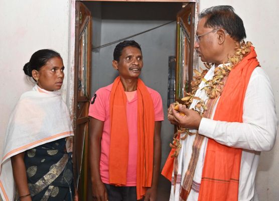 पहाड़ी कोरवा के आवास में पहुंचे मुख्यमंत्री....परिवार ने सरई फूल की माला से किया स्वागत,भेंट की छिंद की चटाई, रागी, कुटकी और कटहल