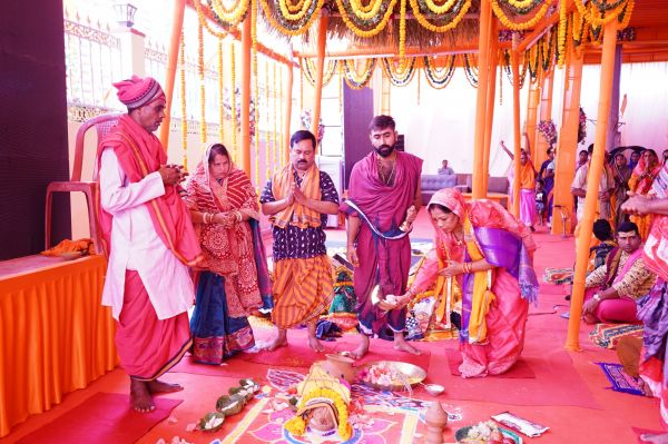 महाप्रभु श्री जगन्नाथ मंदिर ( बड़ा देउला) के प्राण प्रतिष्ठा के द्वितीय दिवस की पूजा हुई प्रारंभ.... उमड़ रही है भक्तों की भीड़ मुख्यमंत्री की धर्मपत्नी श्रीमती कौशल्या साय हुईं शामिल