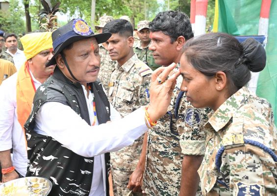 मुख्यमंत्री श्री साय ने बासिंग स्थित बीएसएफ कैम्प पहुंचकर की जवानों की हौसला अफजाई,,,,कहा- फोर्स के अदम्य साहस और शौर्य को नमन