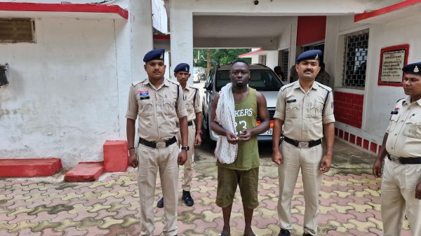 ब्रेकिंग न्यूज : जशपुर में बगैर वीजा पासपोर्ट के अवैध रूप से घूम रहा नाइजीरियन मूल का नागरिक इस तरह से आया पुलिस की गिरफ्त में....पुलिस कर रही है विदेशियों विषयक अधिनियम 1946 की धारा 14 के तहत कार्यवाही