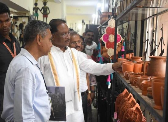 मुख्यमंत्री कोंडागांव के शबरी एंपोरियम पहुंचे,बेलमेटल कलाकृतियों की सराहना,शिल्पकारों ने सीएम को भेंट किया बेलमेटल से बने कलाकृति