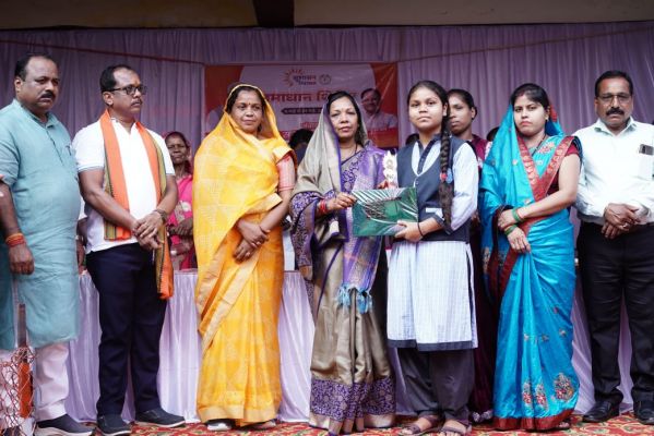 कुनकुरी के बासनताला समाधान शिविर में मुख्यमंत्री की धर्मपत्नी श्रीमती कौशल्या साय हुई शामिल,,,उत्कृष्ट अंक लाने वाले विघार्थियों को किया सम्मानित&nbsp;