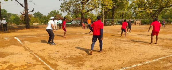 करडेगा में 10 लाख से अधिक के लागत से हुआ खेल मैदान का निर्माण,बैंडमिंटन, वॉलिवाल एवं फुटवाल सहित अन्य खेलों का हो रहा आयोजन