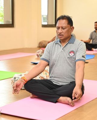 मुख्यमंत्री ने अपने मंत्रिमंडल के सदस्यों के साथ चिंतन शिविर 2.0 के दूसरे दिन योग सहित विभिन्न आसनों का किया अभ्यास