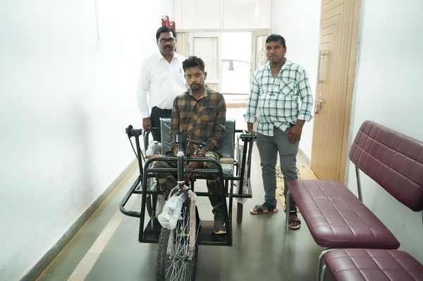 पहले आने जाने के लिए दूसरों का लेना पड़ता था सहारा....ट्राईसाइकिल मिलने से अब सुरजनराम को&nbsp; जाने में हो रही है आसानी&nbsp;