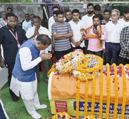 मुख्यमंत्री ने शहीद एएसपी श्री गिरपुंजे के पार्थिव देह पर पुष्प चक्र अर्पित कर दी श्रद्धांजलि : परिवारजनों में मिलकर ढांढस बंधाया....अस्पताल में घायल जवानों से मुलाकात की