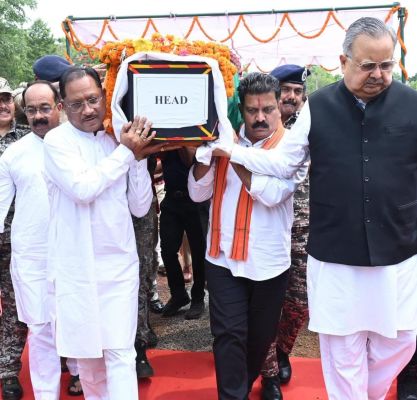 शहीद एएसपी श्री आकाश राव गिरपुंजे को मुख्यमंत्री ने दी श्रद्धांजलि: पार्थिव शरीर को कंधा देकर दी अंतिम विदाई