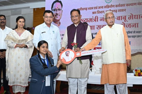 मुख्यमंत्री के हाथों 31 मेधावी श्रमिक बच्चों को मिली 2-2 लाख की प्रोत्साहन राशि,,,,,