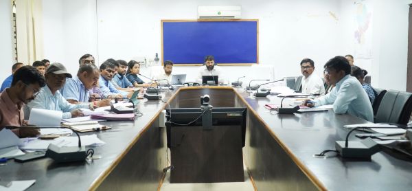 कलेक्टर ने समाज कल्याण एवं जनपद पंचायतों के कार्यों की समीक्षा,बैठक में ग्रामीण सचिवालयों के नियमित संचालन हेतु दिए निर्देश