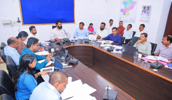 कलेक्टर के साप्ताहिक बैठक में नदारत रहे नगर पालिका अधिकारी योगेश्वर उपाध्याय और कृषि विभाग के उप संचालक एम आर भगत को कारण बताओ नोटिस हुआ जारी&nbsp;