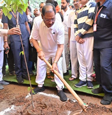 जशपुर के रणजीता स्टेडियम परिसर में मुख्यमंत्री ने लगाए सिंदूर के पौधे,,,, गजरथ को दिखाई हरी झंडी