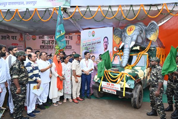 हाथी - मानव द्वंद रोकने हेतु जनजागरूकता अभियान शुरू,मुख्यमंत्री ने गजरथ यात्रा को हरी झंडी दिखा किया रवाना