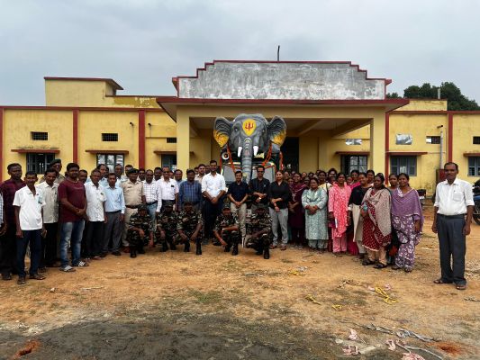 हाथी मानव द्वंद को कम करने तपकरा, कांसाबेल एवं कुनकुरी में गजरथ यात्रा के माध्यम से&nbsp;हाथी के व्यवहार एवं गतिविधि के संबंध में दी गई जानकारी