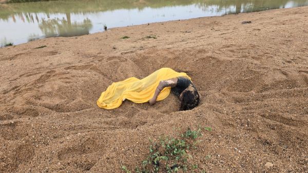 नाला किनारे एक महिला और दो मासूम बच्चों की लाश मिलने का सनसनीखेज मामला....हत्या की आशंका..... पुलिस कर रही है विवेचना,,,विस्तार से जानने पढ़ें पूरी खबर