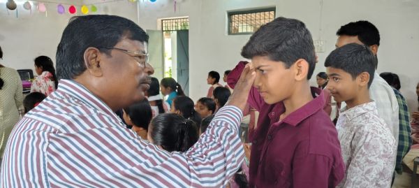 शाला प्रवेश उत्सव: संकल्प कुनकुरी में बच्चों को चंदन का तिलक लगाकर किया गया स्वागत, बांटे गए पुस्तक