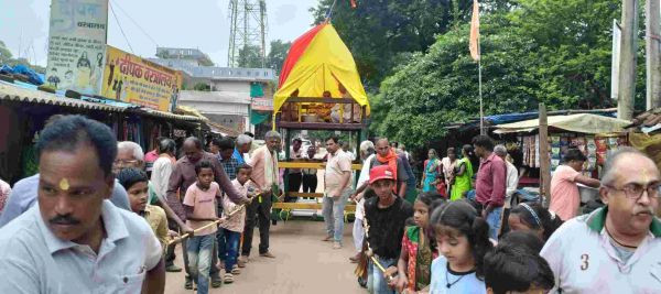 नारायणपुर में जय जगन्नाथ के उद्घोष के निकली महाप्रभु की रथयात्रा...भगवान जगन्नाथ, बलभद्र और बहन सुभद्रा अपने निवास से गुंडिचा मंदिर के लिए नौ दिवसीय प्रवास पर निकले.....भारी संख्या में शामिल हुए श्रद्धालु