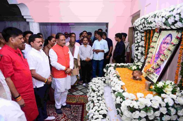 विधायक श्रीमती गोमती साय का मायका पहुंचकर मुख्यमंत्री ने उनकी स्वर्गीय माता को अर्पित की विनम्र श्रद्धांजलि