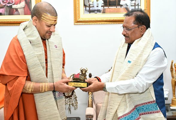 *निरंजन पीठाधीश्वर महामंडलेश्वर डॉ. स्वामी कैलाशनंद गिरी जी महाराज ने मुख्यमंत्री से की सौजन्य भेंट*