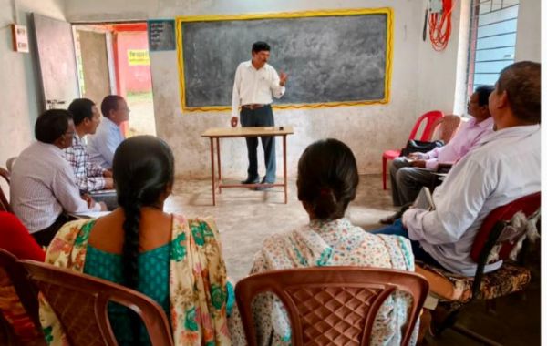 मनोरा के मुटू में संकुल स्तरीय समीक्षा बैठक सह कार्यशाला आयोजित&nbsp;