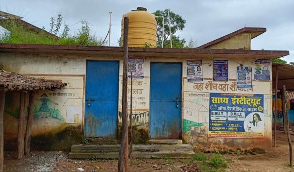 लाखों रुपये खर्च कर बनाए गए सार्वजनिक शौचालय पर लटका ताला : स्थानीय लोगों और राहगीरों को परेशानी....