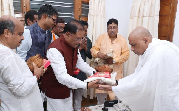 *मुख्यमंत्री श्री साय गुरु पूर्णिमा के अवसर पर रायगढ़ जिले के ग्राम बनोरा स्थित अघोर गुरुपीठ में गुरु दर्शन के लिए पहुंचे*