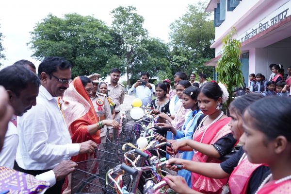 मुख्यमंत्री जिस विद्यालय में कर चुके हैं अध्ययन,वँहा पहुंची श्रीमती कौशल्या साय .... बच्चों को गुणवत्तापूर्ण शिक्षा मिले इसके लिए &nbsp;राज्य सरकार पूरी प्रतिबद्धता के साथ कर रही है कार्य