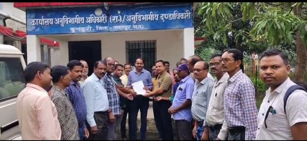 छत्तीसगढ़ कर्मचारी अधिकारी फेडरेशन ने शासन के नाम 11 सूत्रीय मांगों को लेकर आज एस डी एम कुनकुरी नंदजी पाण्डेय को सौंपा ज्ञापन