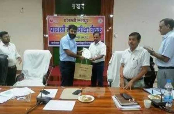 Jashpur News : जरूरी कदम उठाने के निर्देश.!  कलेक्टर ने पालकों से बच्चों के बेहतर भविष्य के निर्माण के लिए नियमित रूप से स्कूल भेजने की अपील की..पढ़ें पूरी ख़बर