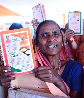 आर्थिक रूप से जरूरतमंद परिवारों को मिला भोजन का अधिकार .......जिले में 2 लाख 63 हजार से अधिक राशनकार्डधारी हितग्राहियों को दिया जा रहा खाद्यान्न&nbsp;