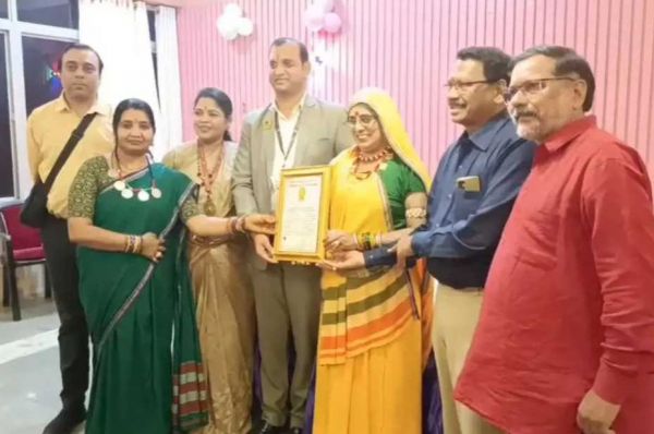 CG Big News : महिला ने रचा इतिहास.!  16 हजार विलुप्त हो रही छत्तीसगढ़ पारंपरिक संस्कृति साड़ियां फ्री में बांट दी..गोल्डन बुक ऑफ वर्ल्ड रिकॉर्ड में हुई शामिल..पढ़ें पूरी ख़बर