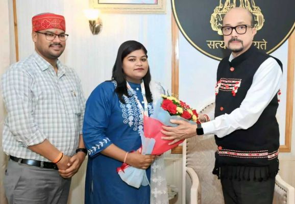 CG News : प्रेरणा की मिसाल बनीं ड्रोन दीदी गोदावरी साहू..राज्यपाल ने स्मृति चिन्ह और ₹10000 की प्रोत्साहन राशि भेंट की..पढ़ें पूरी ख़बर