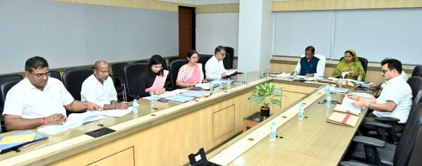 *मुख्यमंत्री ने समाज कल्याण विभाग के कार्यों की समीक्षा की : प्रदेश में 137 विशेष शिविरों के माध्यम से 7669 दिव्यांगों का स्वास्थ्य परीक्षण, 6671 को प्रदाय किए गए कृत्रिम व सहायक उपकरण*