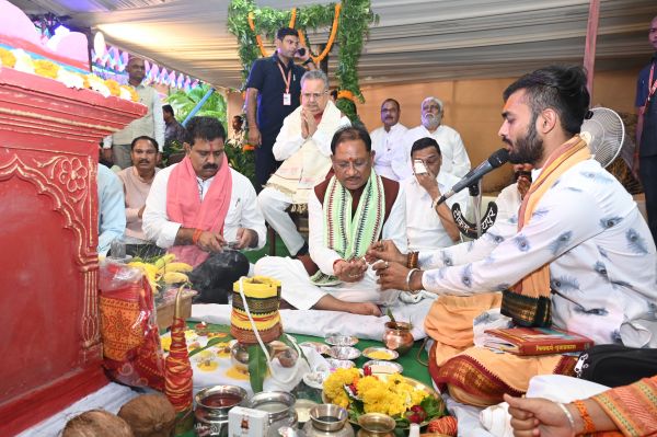 *मुख्यमंत्री निवास में हरेली उत्सव: श्री साय ने गौरी-गणेश, नवग्रह की पूजा कर भगवान शिव का किया अभिषेक......गाय और बछड़े को लोंदी खिलाकर दिया पशुधन संरक्षण का संदेश*