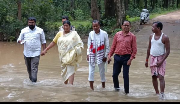 जशपुर विधायक श्रीमती रायमुनी भगत के प्रयास से जल्द होगा तीन पंचायत के ग्रामीणों की समस्याओं का निराकरण,सड़क जीर्णोद्धार सहित डेंगुरजोर नाला में होगा पुल का निर्माण