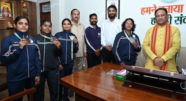 किक बॉक्सिंग पदक विजेता खिलाड़ियों ने मुख्यमंत्री से की सौजन्य मुलाकात*