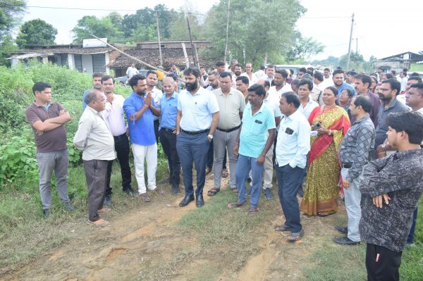 जशपुर में प्रशासनिक कार्यशैली को मिल रही नई पहचान : जनता के बीच पहुंचकर कलेक्टर रोहित व्यास सुन रहे समस्या*