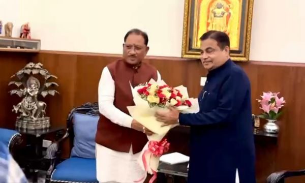 राज्य की सड़कों और विकास योजनाओं पर चर्चा करने आज शाम केंद्रीय मंत्री नितिन गडकरी से मिले मुख्यमंत्री विष्णुदेव साय