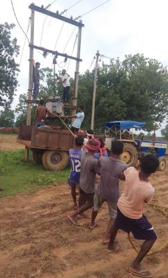 *बगिया में मुख्यमंत्री कैंप कार्यालय की पहल पर &nbsp;ग्राम जोरंडाझरिया के निमटोली में &nbsp;पुनः बहाल हुई विद्युत आपूर्ति*