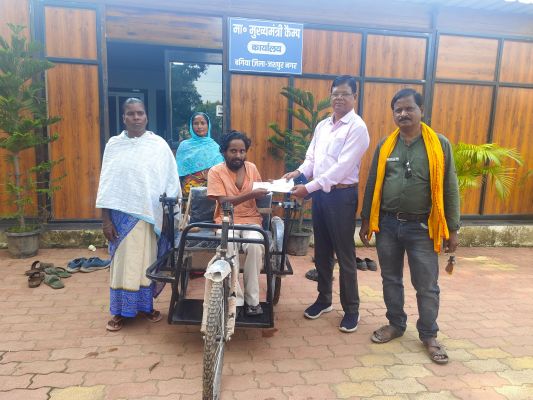 *मुख्यमंत्री श्री विष्णुदेव साय की संवेदनशीलता बनी सहारा &mdash; सिकलसेल बीमारी से पीड़ित राजकुमार को मिली ट्राई सायकल और आर्थिक सहायता, कहा&ndash;अब जिंदगी में जागी है नई उम्मीद......*