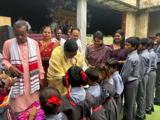 *आदर्श विद्यालय में हुआ पालक-शिक्षक सम्मेलन : शिक्षित बच्चे ही गढ़ेंगे देश का भविष्य- श्रीमती रायमुनी भगत*