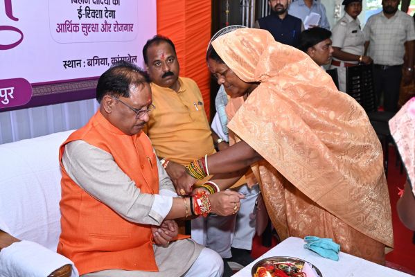 रक्षा बंधन का त्योहार भाई और बहनों की आपसी रिश्तों का है प्रतीक -- मुख्यमंत्री....जशपुर की दीदियों ने बांधी राखी