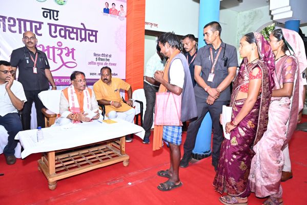 *मुख्यमंत्री विष्णुदेव साय ने बगिया कैंप कार्यालय में सुनी जनता की समस्याएं, त्वरित निराकरण के दिए निर्देश..*