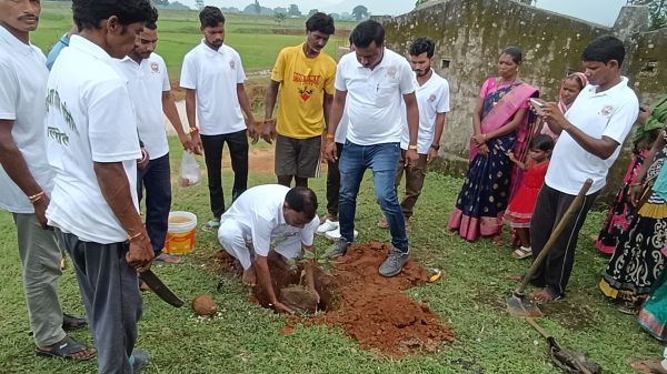 आदर्श युवा ग्राम विकास समिति एवं ग्रामीणों द्वारा एक लाख पौधे लगाने का रखा लक्ष्य.....आर पी आई (A) राष्टीय सचिव विजय प्रसाद गुप्ता ने समिति को 25 हजार रुपये प्रतिवर्ष देने की घोषणा