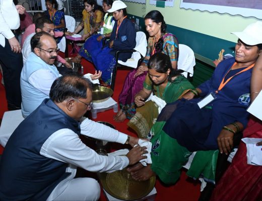 *मुख्यमंत्री ने बिलासपुर में पैर पखारकर दिया सम्मान, भावुक हुईं स्वच्छता दीदियां &ndash; &lsquo;जीवन में पहली बार इतना गर्व महसूस हुआ&rsquo;*