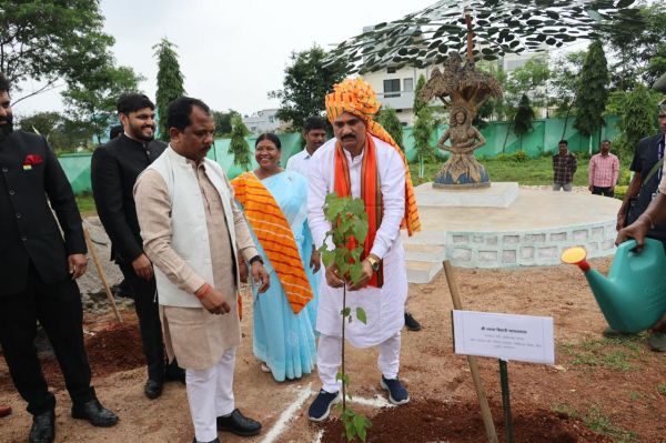 *स्वास्थ्य मंत्री श्री श्याम बिहारी जायसवाल ने सर्किट हाउस में किया सिंदूर के पौधे का रोपण*