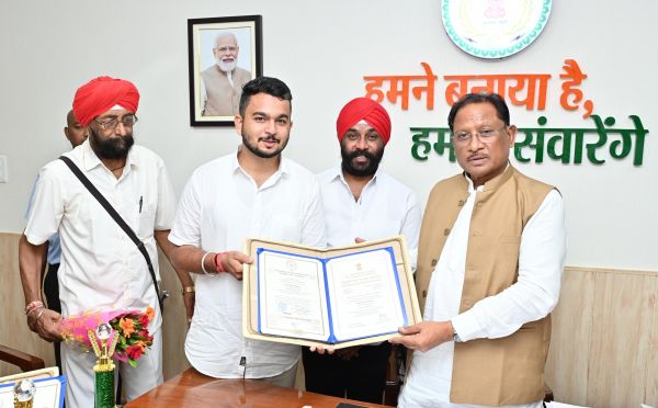 *राष्ट्रपति सम्मान से सम्मानित देवाशीष और मनतृप्त कौर ने की मुख्यमंत्री से सौजन्य मुलाकात.....बधाई&nbsp; उज्ज्वल भविष्य की कामना की*