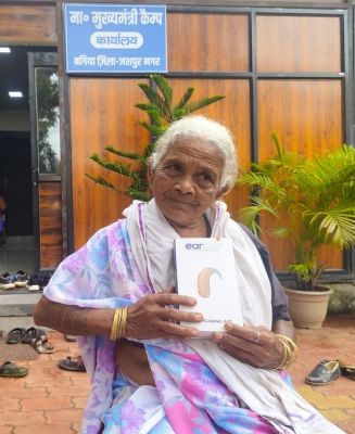 *जामचुआं की&nbsp;90 वर्षीय चाका बाई फिर से सुन सकती है जीवन की मधुर ध्वनि.....मुख्यमंत्री कैंप कार्यालय में श्रवणदोष से पीड़ित चाका बाई को मिला श्रवण यंत्र*