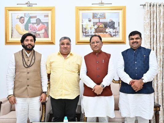 *मुख्यमंत्री श्री विष्णुदेव साय ने शपथ के बाद नए मंत्री गजेंद्र यादव, श्री गुरु खुशवंत साहेब तथा राजेश अग्रवाल को दी बधाई*